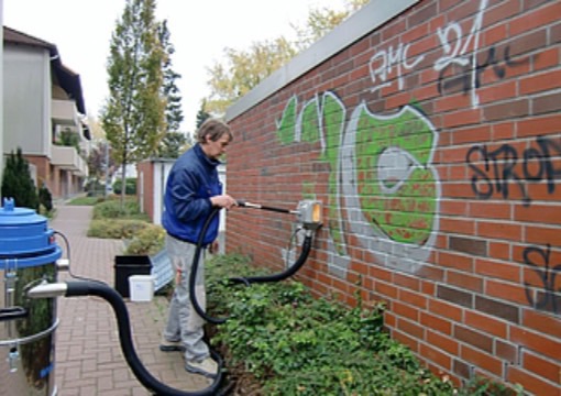 Odstranění graffiti z plotů