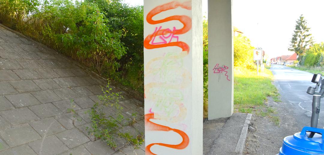 Odstranění graffiti ze zdi